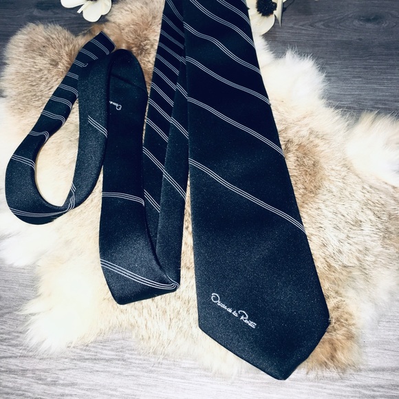 Oscar de la Renta Stripe Tie - Picture 4 of 4
